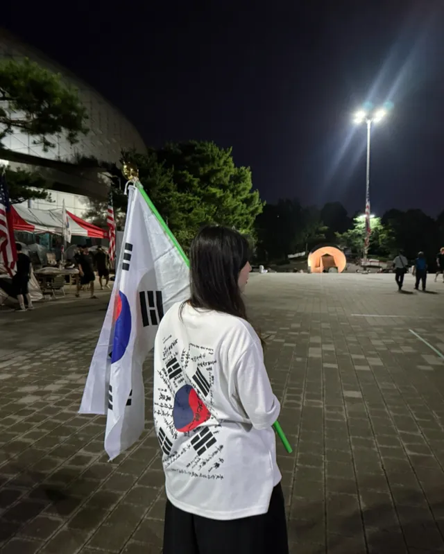 한달이 지났지만 아직 난 애국자인지도
여즉 알지 못하는 것들도 많지만
보이고 들리고, 몸이 이끄는 대로 향하는 이유는

나중에 나라가 왜 이렇게