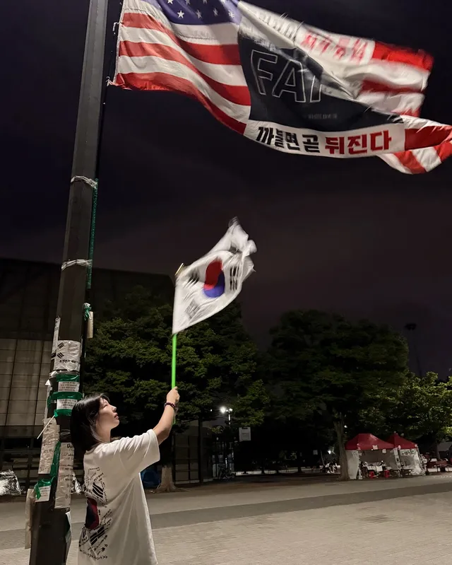 한달이 지났지만 아직 난 애국자인지도
여즉 알지 못하는 것들도 많지만
보이고 들리고, 몸이 이끄는 대로 향하는 이유는

나중에 나라가 왜 이렇게