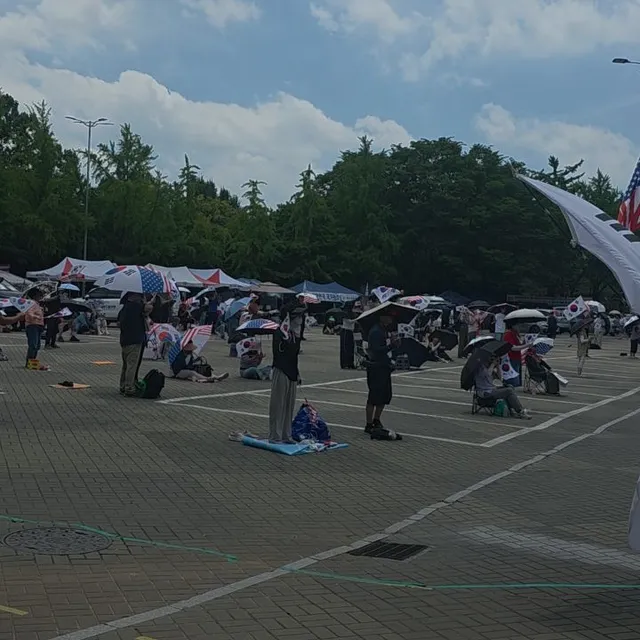 올공에서 예배 드리고 애국자들의 모든 
것을 보고 같이 외치고 왔다
더운 날씨에 기수단들 애씀이 참 감사했다 
누가 시킨것도 아닌데^^🇰🇷�