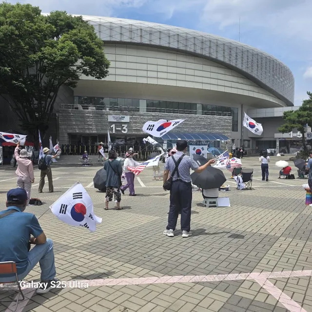 올공에서 예배 드리고 애국자들의 모든 
것을 보고 같이 외치고 왔다
더운 날씨에 기수단들 애씀이 참 감사했다 
누가 시킨것도 아닌데^^🇰🇷�
