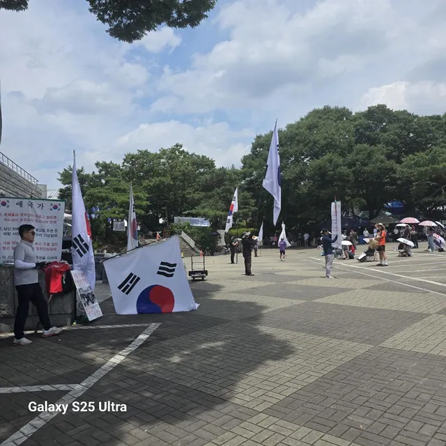 올공에서 예배 드리고 애국자들의 모든 
것을 보고 같이 외치고 왔다
더운 날씨에 기수단들 애씀이 참 감사했다 
누가 시킨것도 아닌데^^🇰🇷�