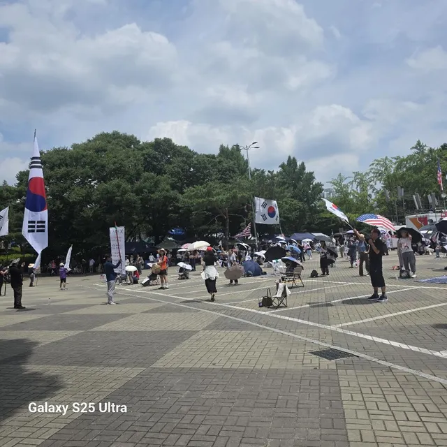 올공에서 예배 드리고 애국자들의 모든 
것을 보고 같이 외치고 왔다
더운 날씨에 기수단들 애씀이 참 감사했다 
누가 시킨것도 아닌데^^🇰🇷�