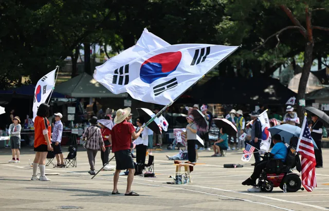 경찰 "잠실개표소 불법행위 289명 수사"…축구협회 수사도 속도

박정보 서울경찰청장이 13일 잠실개표소 불법행위 수사와 관련해 "총 99건에 