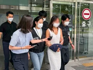 '잠실 개표소 시위' 경찰에 침 뱉은 40대 여성 구속기소

서울 송파구 올림픽공원 개표소 봉쇄 시위 과정에서 경찰관에 침을 뱉고 욕설을 한 4