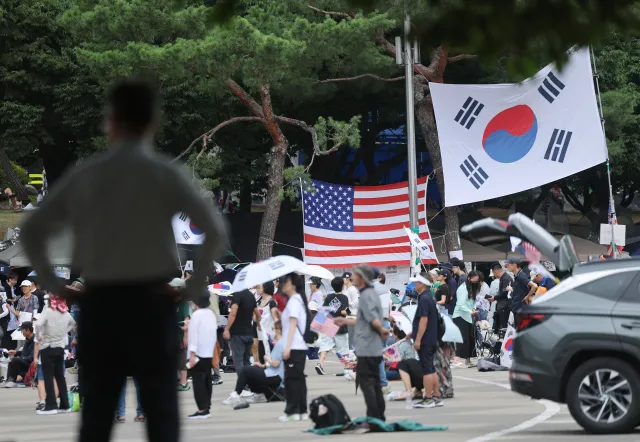 '잠실개표소 봉쇄' 시위 39일째…관련 경찰 수사 100건 육박

6·3 지방선거 투표용지 부족 사태로 인한 '개표소 봉쇄 시위'가 계속되고 있