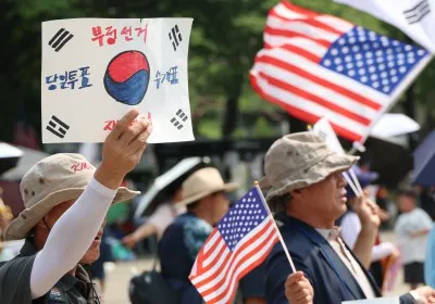 검찰, '잠실 개표소 시위' 경찰에 침뱉은 40대 구속 기소

[서울=뉴스핌] 고다연 기자 = 잠실 개표소 봉쇄 시위 현장에서 경찰에게 침을 뱉