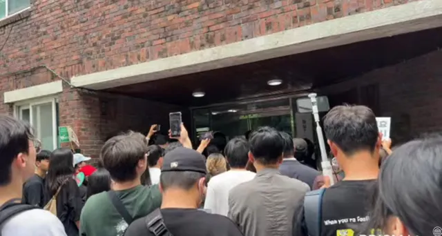 잠실 투표소 앞 상황
나라 잘돌아간다 ㅋㅋㅋ
선관위가 꽂아줘서 
개표 알바 했었는데 빳빳한 새거같은
종이 본적이없어요
조작 선관위야