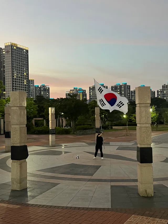 경주역에서 매일? 혼자 태극기 흔드시는분 드디어
직관!!!! 
너무 대단하시다.. 다행히도 막 끝나서 집에 가실라할때 달려가서 음료 드렸다 ! 