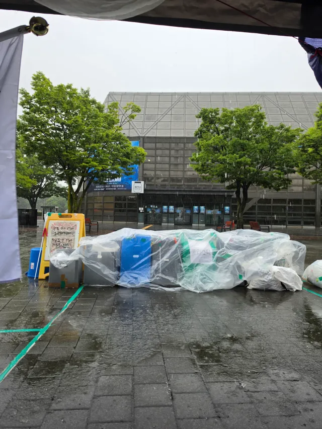 올공 분리수거존
장마 대비!!!!!!!!!!!☔

물을 쓸어내도 소용이 없음...
다시 생겨나는 물 웅덩이들~~~~😂