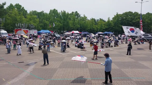 올림픽공원에 매일 나오는 남자. 우리집 앞마당이 원래 올림픽공원이다. 집에서 나와 상가뒷편 메가커피 들고 현장에 간다. 낮시간에는 그래도 어른들