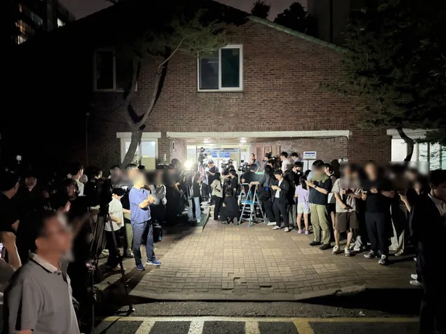 [속보]잠실7동 ‘투표함 반출 저지’ 인파 몰려 대치중