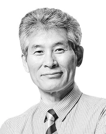 [강준만의 易地思之] 장동혁을 위한 변명

지난 7월7일 국민의힘 대표 장동혁이 잠실개표소 봉쇄 시위 현장에서 대통령 이재명을 향해 재명아 고등