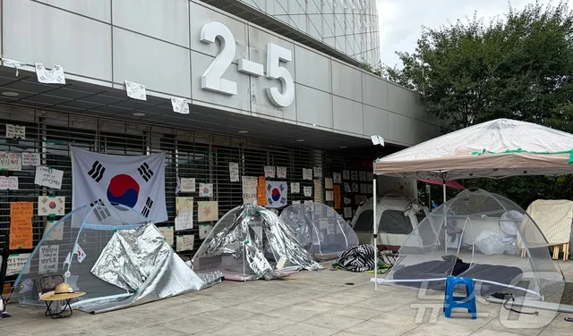 얼음물만 덩그러니…장마 뒤 폭염에 한풀 꺾인 '잠실개표소 시위'

60여명 시위…폭염특보에 빈 모기장·텐트 줄줄이 "대다수 노인, 더위에 지쳐"