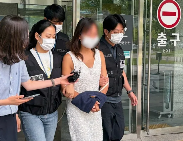경찰에 침뱉은 ‘잠실시위’ 40대女 첫 구속기소

서울 송파구 올림픽공원 개표소 봉쇄 시위 현장에서 근무 중인 경찰관에게 침을 뱉고 욕설을 한 