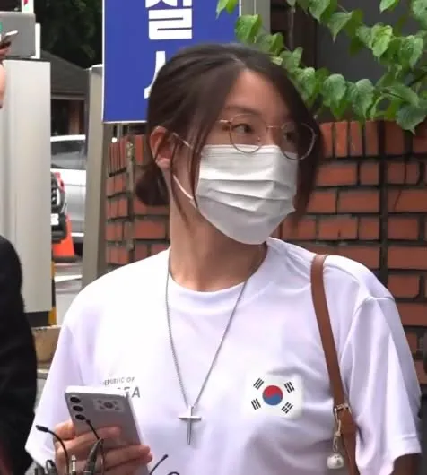 올림픽공원 문막녀 ‘올다르크’ 기꺼이 대가 치르겠다

올림픽공원에서 시민들과 협의한 조건으로 핸드볼경기장 개표소에 진입하려는 체육협회 직원들과 