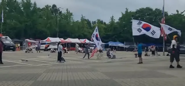 현재 이 시각 올림픽공원 핸드볼경기장에
시민분들이 나와주셔서
구호와 태극기를 흔들어주고 계십니다.