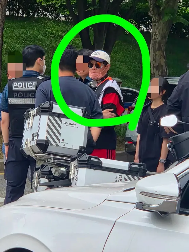 잠실 올림픽공원 빠따 쌍절곤남 경찰한테 붙잡힘 엔딩 ㄷㄷㄷㄷ https://t.co/h6CbmaT1Rj