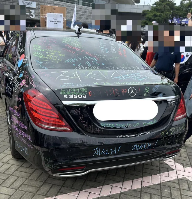 <올림픽공원서 화제인 벤츠 S- class 차주>

시위 현장에서 본인 벤츠 S클래스 차량에 자유롭게 낙서하도록 허락한 대인배. https://