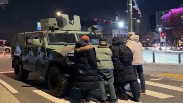 야 시발 이거마저 부러웠나 보네
잠실 핫팩 열사님들 올라오는 거마다 전부 2024~5년에 레퍼런스가 있어서 안 웃을 수가 없다 https://t