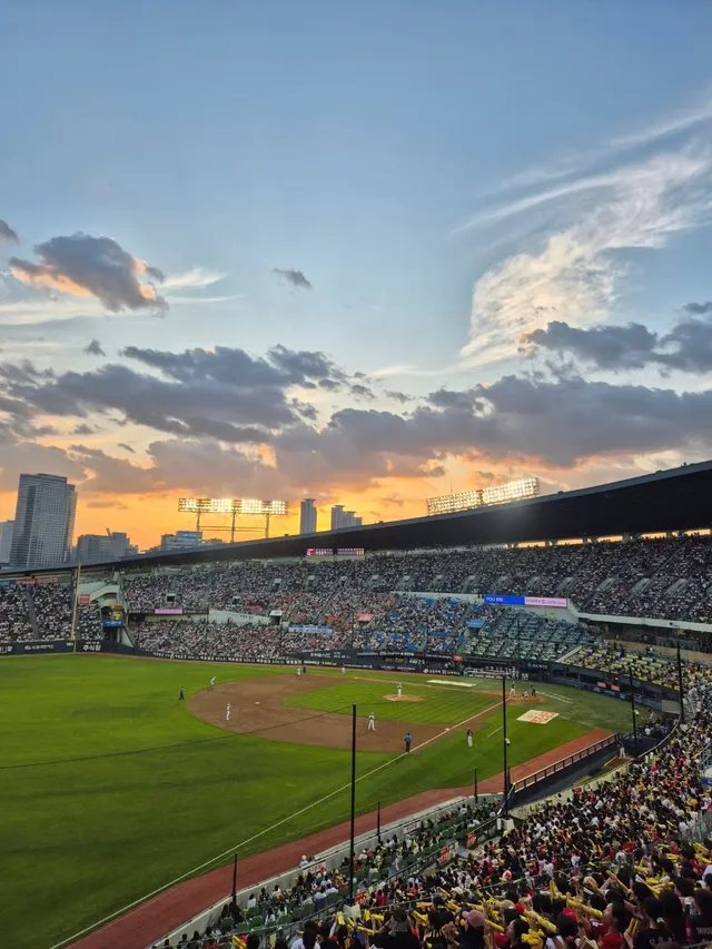 이제는 철거되어 사라질 잠실구장,,⚾️
일몰 맛집이었는데 넘나 아쉽다,,🥹🥹
.
.
.
.
#잠실 #잠실야구장 #야구 #kbo
