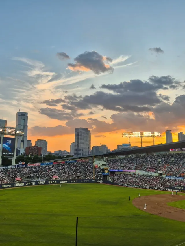 이제는 철거되어 사라질 잠실구장,,⚾️
일몰 맛집이었는데 넘나 아쉽다,,🥹🥹
.
.
.
.
#잠실 #잠실야구장 #야구 #kbo