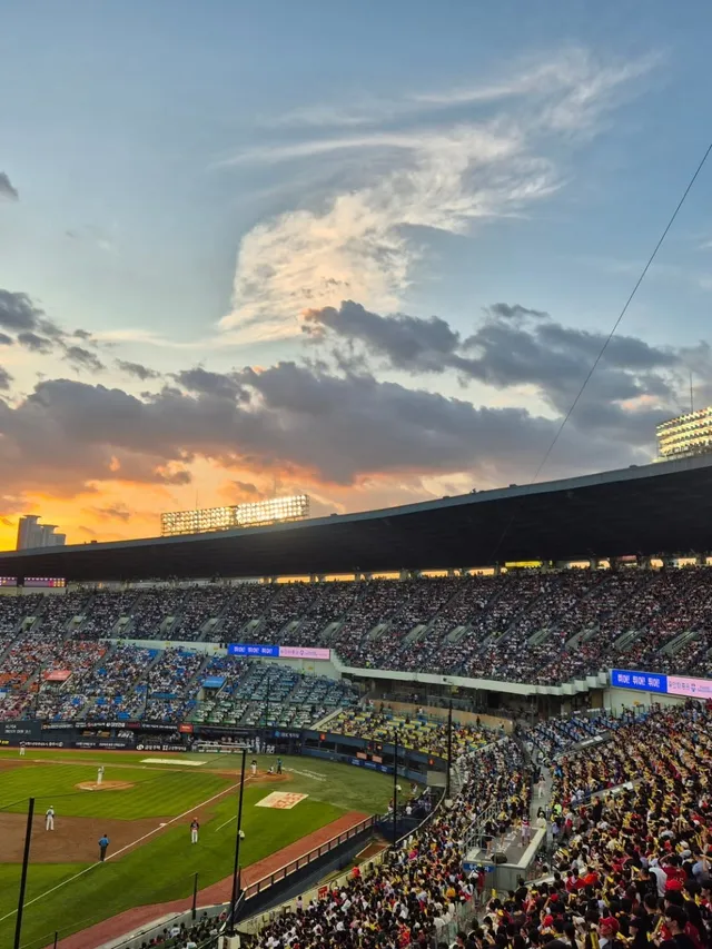 이제는 철거되어 사라질 잠실구장,,⚾️
일몰 맛집이었는데 넘나 아쉽다,,🥹🥹
.
.
.
.
#잠실 #잠실야구장 #야구 #kbo