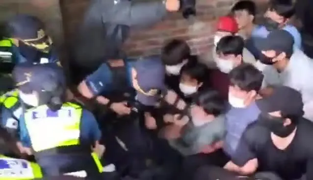 🆘 잠실 우성아파트 개표소 경찰 폭행 또 다른📺영상🔞

🔜고통에 비명을 지르시는데도 강제집행 함 📸📽️ https://t.co/fug