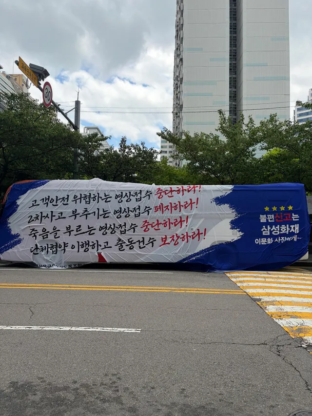 지금 강남역 시위 개웃기네
오전내내 시끄럽더니
점심때보니 조용 아무도없음
아 설마 점심먹으러???
역시 민노총

올공은 24시간 
참정권찾는데 