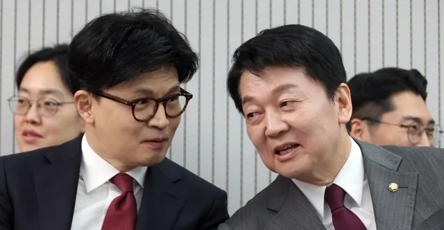 한동훈 복당에 제동 건 안철수... 복잡한 '포스트 장동혁' 셈법

"초대해주셔서 감사드립니다! 한동훈입니다.""장동혁님이 그룹에서 나갔습니다.