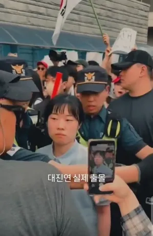 ⚠️잠실 올림픽 공원 진짜 검거된 대진연 😎💤

🔜 눈빛 살발한거 보소...👀;; https://t.co/tUzWj4b66z