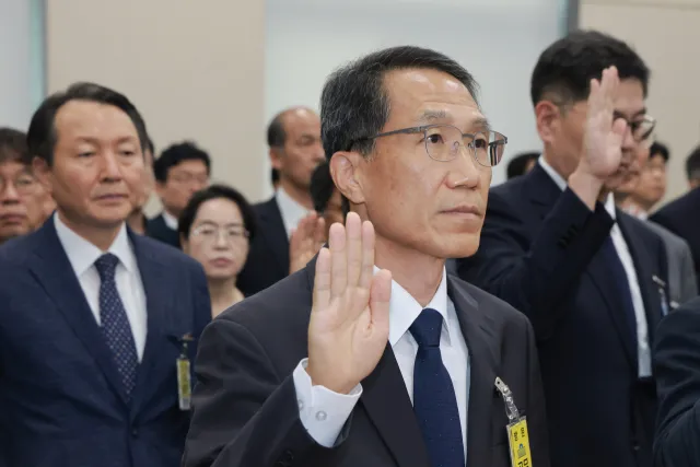 1년 6개월째 '머리 없는 경찰'…장윤기 사건 드러낸 리더십 공백

경찰 조직이 사상 초유의 장기 직무대행 체제 후유증을 겪고 있다. 조지호 경