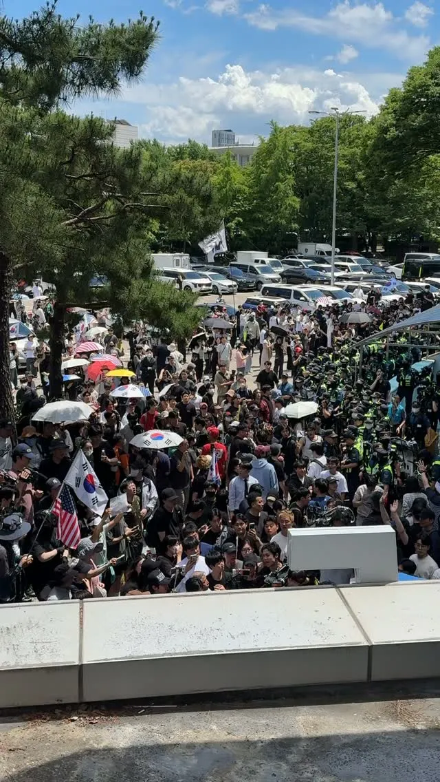 이번 주 금요일 제헌절,
올림픽공원에 많은 시민들이 
모일 것 같습니다.

단 10분이라도 좋으니 
함께 목소리를 내어주신다면
감사하겠습니다 �