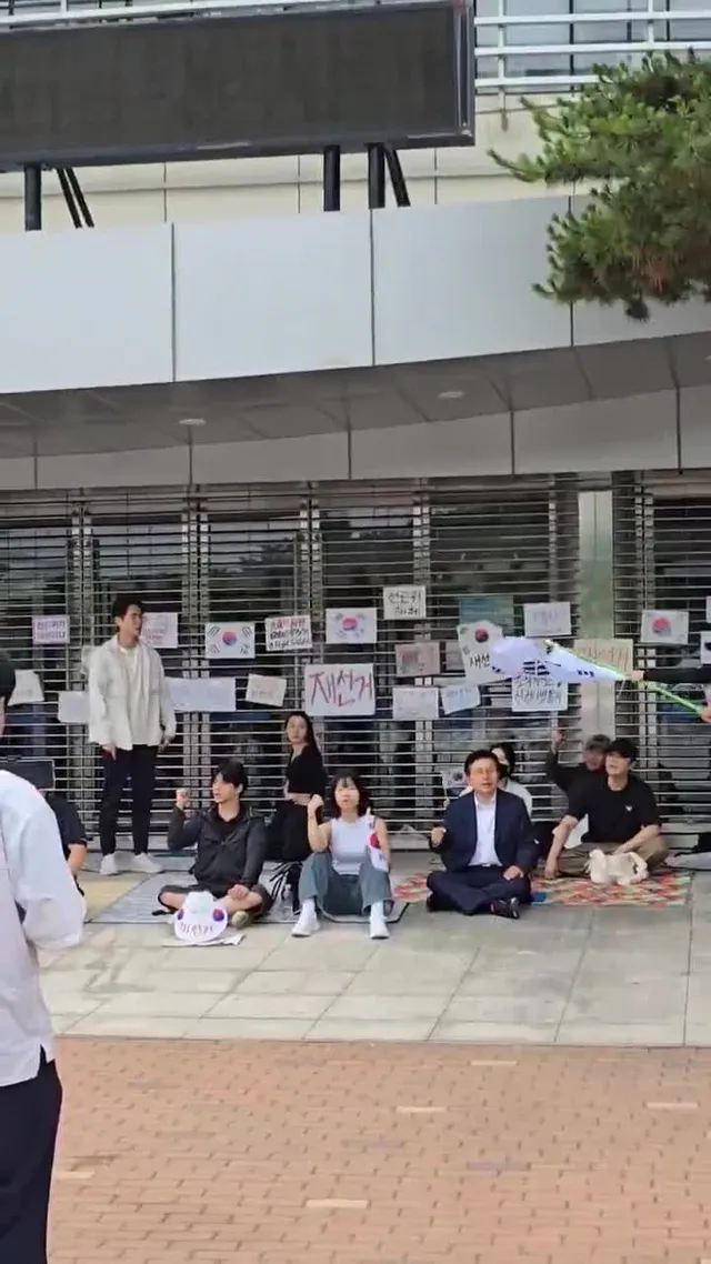 같은 잠실, 완전히 다른 반응.

한 정치인에게는 환호, 또 다른 정치인에게는 "꺼져!"

이곳에서 국민들은 분명하게 선택하고 있습니다.
누가 