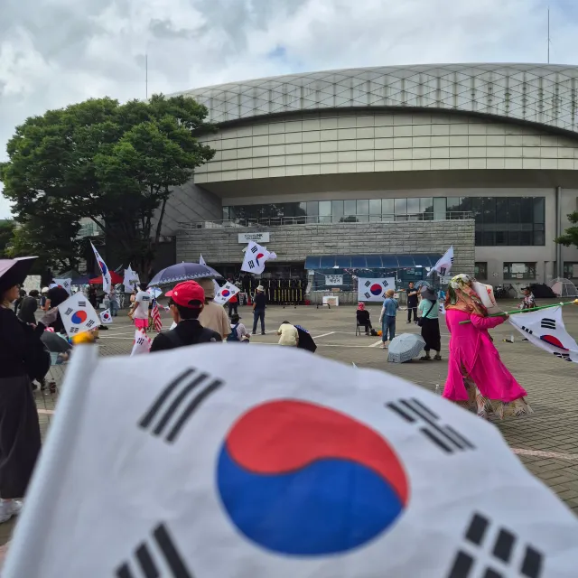 오늘은 전한길 선생님도 보고 연주들으며 애국가도 부르고 덥듯 안덥듯 있다 간다.
또 올게 올공!! 
🇰🇷부정선거 재선거 당일투표 수개표🇰�