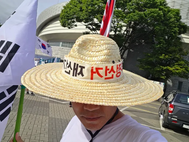 7.14.화.올공 아침인사 
밤새 올공 지켜주신 모든 분들께 감사드립니다. 대구, 부산집회 지원갔던 태극기 아가씨와 춤사위 야간 멋쟁이 총각도 