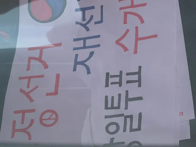 올공에 가기 위해

6시 30분 정도에 집에서 나옴.

차에 탑승하기 전에 짐이 있어서 
2열에 넣어두려고 하는데 

옆 차량 2열에 A3 사이
