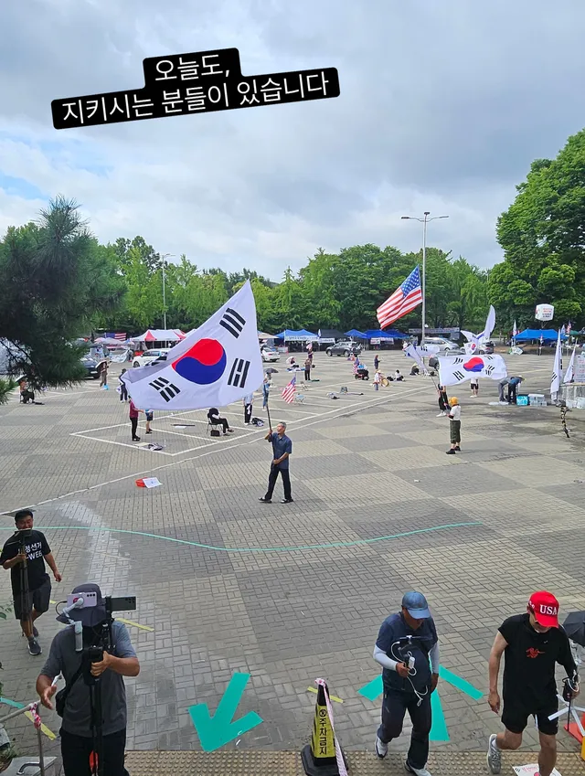 [오늘도, 올림픽공원 개표소를 찾았습니다]

아침부터 저녁까지 현장을 지키는 시민들을 만나 이야기를 나누고, 손을 맞잡고, 함께 사진도 남겼습니