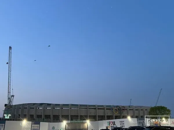 ⚾ 잠실 임시야구장, 좌우 95m로 변화
 '투수의 무덤'에서 '타자 친화'로? 🏟️

  2027년부터 LG와 두산이 사용할 잠실 
  임시