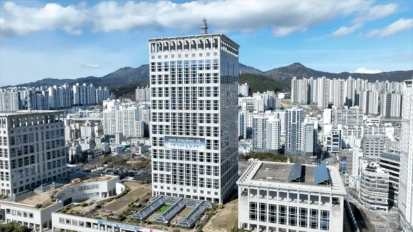 부산경찰청, AI 허위정보 유튜버 검거

생성형 AI를 이용해 허위정보 영상을 제작 유포한 40대 유튜버가 경찰에 붙잡혔습니다.부산경찰청 사이버