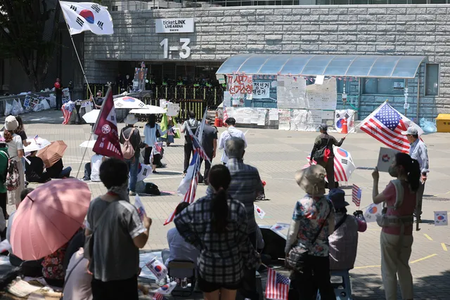 “잠실 개표소 시위 경찰관은 중국인” 허위정보 유포 유튜버 檢 송치

‘잠실 개표소 시위’ 현장 경찰관이 중국이라는 등 근거 없는 허위 사실이 