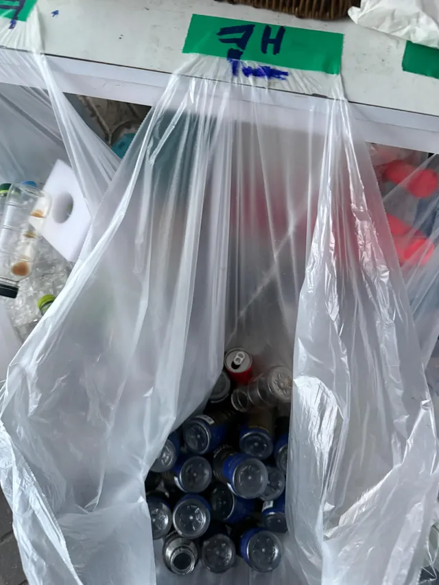 올공 출근 2시간30분째
캔이라고 적혀있지만 플라스틱병이 한가득이네🤗
비닐분류해서 정리하는 잠깐새도 땀이 쥬르륵인데
분리수거 자봉 선생님들 증