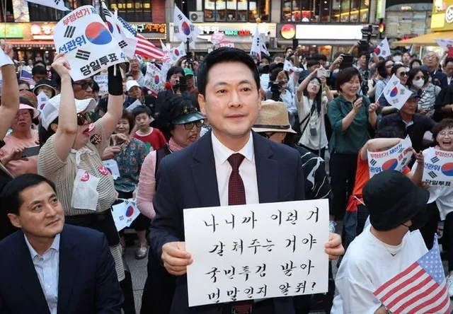 장동혁, 1년 남은 임기 다 채우려나…계파 이해관계 복잡

국민의힘 안철수, 무소속 한동훈 의원 간 충돌이 격화하고 있다. 안 의원은 15일 페