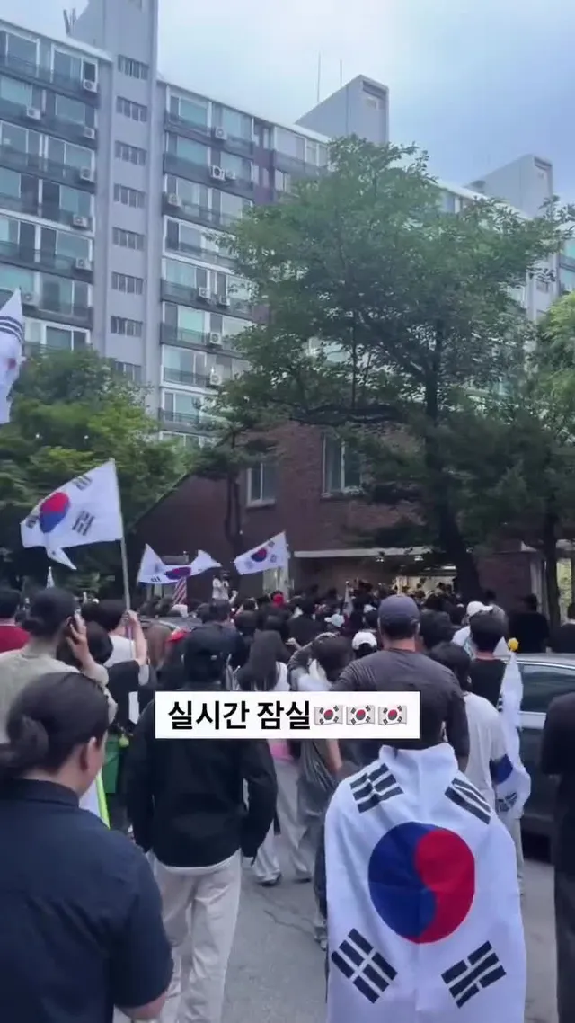 실시간 잠실 🇰🇷 사람들이 줄어드는 듯 하지만 지금 오시는 분들도 많이 계시네요 ....90% 정도 20-30 젊은 세대입니다.. 잠실7동 