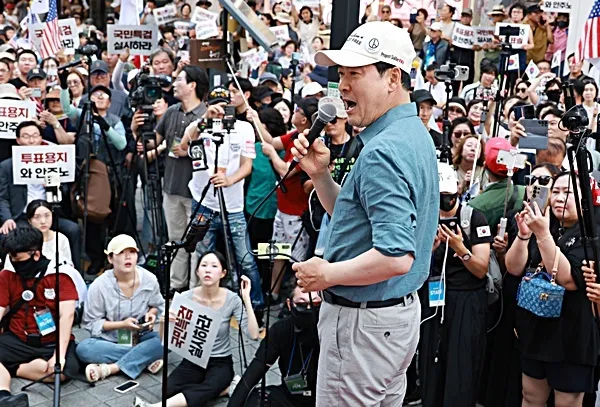 장동혁, 광주서 '투표지' 여론전…권영세 "장외만 매몰...사퇴해야"

[미디어펜=이희연 기자]장동혁 국민의힘 대표가 인천과 부산에 이어 15일