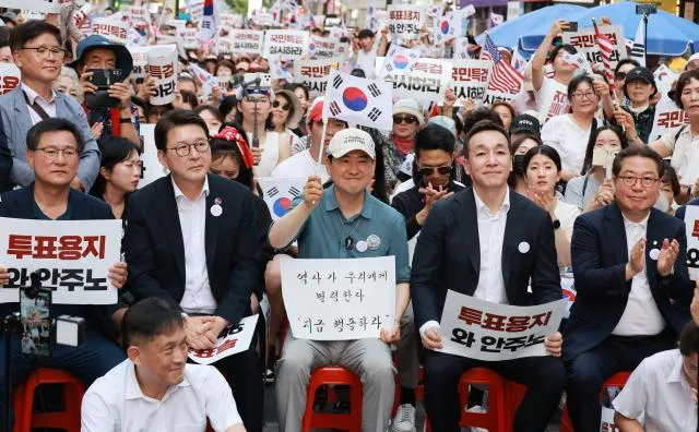 장동혁, 광주서 '참정권 침해' 집회...당내에선 거리두기

장동혁 국민의힘 대표가 투표용지 부족 사태와 관련해 재선거를 주장하며 전국 장외 행