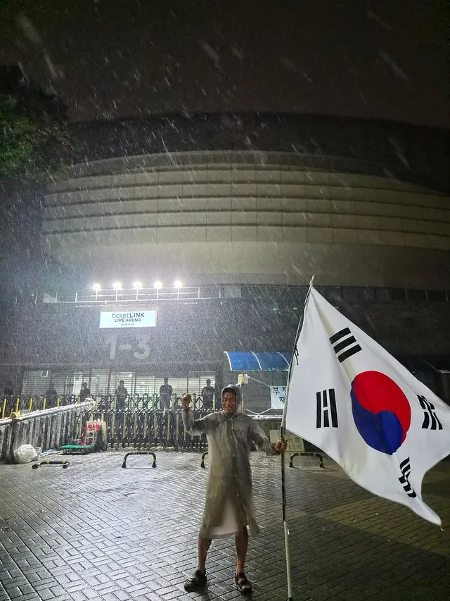 7.15.수. 새벽 올공의 간밤 소식
돌풍과 장맛비 오락가락 험한 날씨 속에서도 
올공의 밤은 43일째 한 순간도 멈춤 없이 
"부정선거 재선거