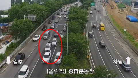 올림픽대로 (김포방향) 잠실대교 - 청담대교 구간 승용차 사고로 인해 2차로 통제 중 입니다. 참고하시고 안전운전 하시기 바랍니다. https:
