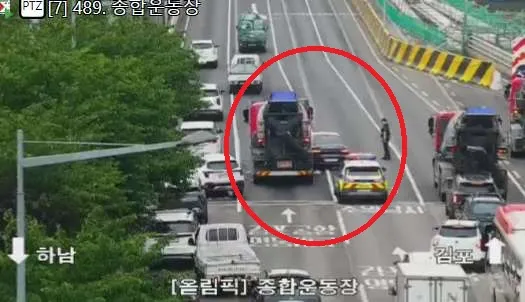 올림픽대로 김포방향 (잠실대교 → 청담대교) 2,3차로 추돌사고로 차단중입니다. 주의운행하세요. https://t.co/dgcyEhGX4B
