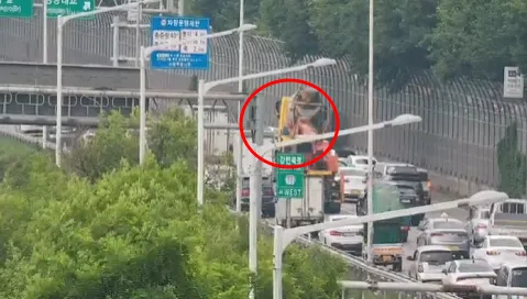 강변북로 (일산방향) 잠실대교 - 청담대교 구간 승용차 사고로 인해 4차로 통제 중 입니다. 참고하시고 안전운전 하시기 바랍니다. https:/