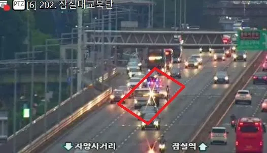 송파대로 (잠실대교남단 → 잠실대교북단) 2차로 추돌사고로 차단중입니다. 주의운행하세요. https://t.co/h9dXxosjbT